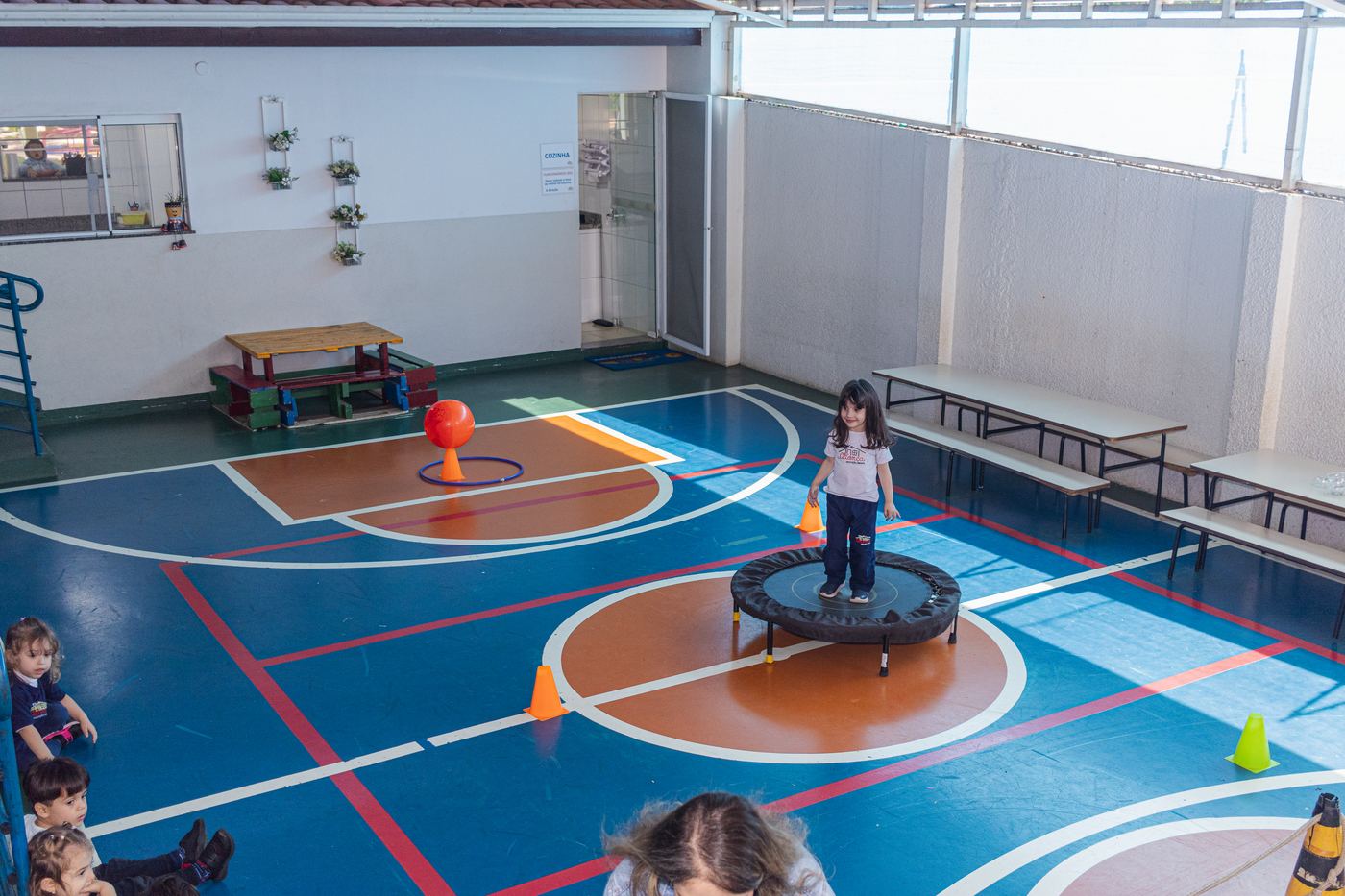 Quadra coberta com circuito de atividades